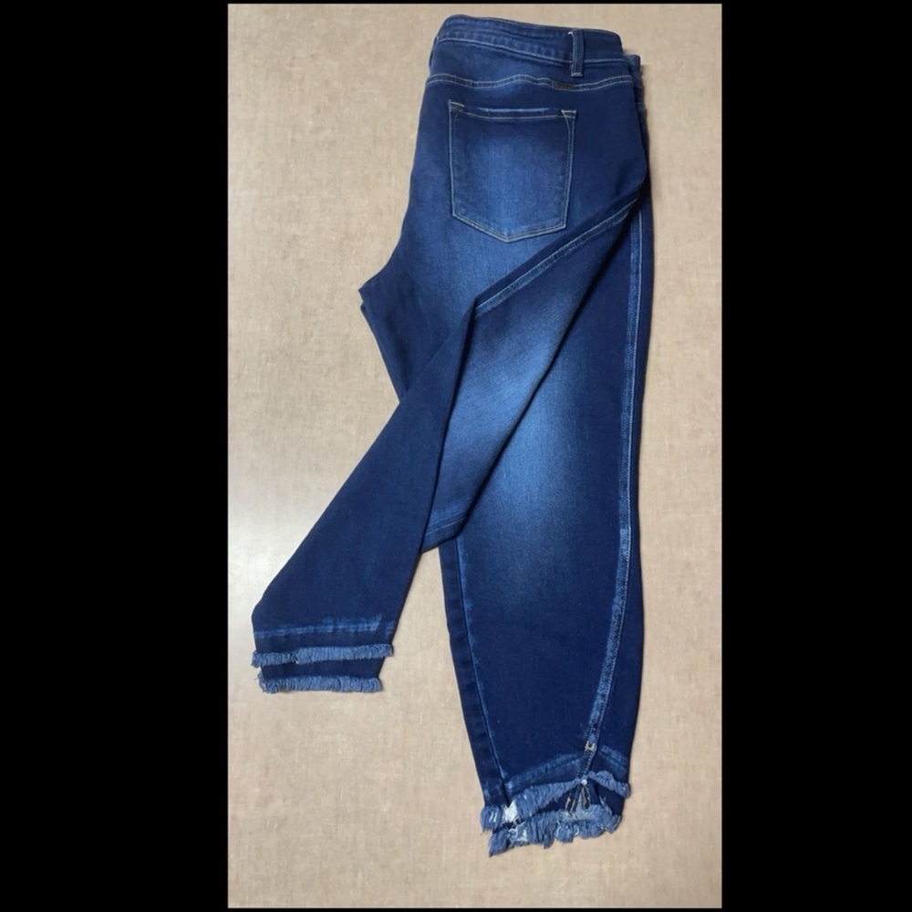 Like New KanCan Jeans double distressing size 22